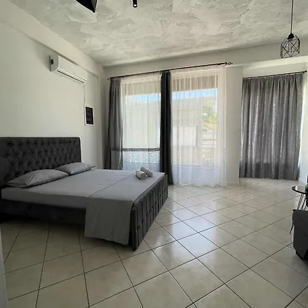 Grey House Apartment *