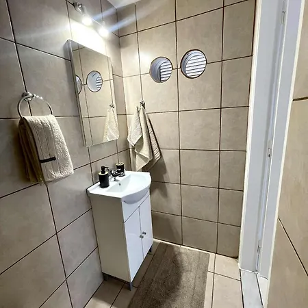 Grey House Apartment *